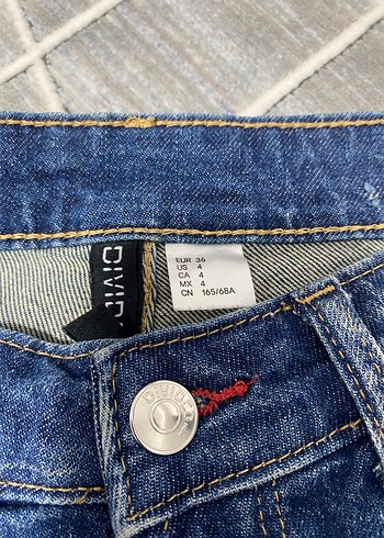 Düğmeli Bağlama Desenli Kadın Kot Şort - Görsel 3