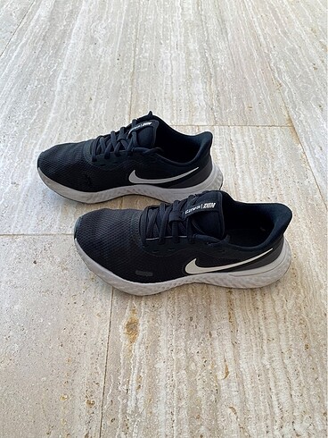 38,5 Beden siyah Renk Nike Revolution 5 Koşu Ayakkabısı