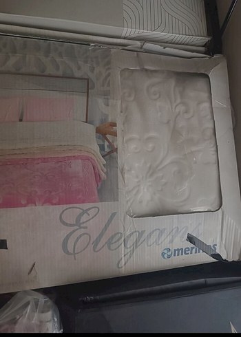 Beyaz Desenli Yatak Örtüsü Takımı