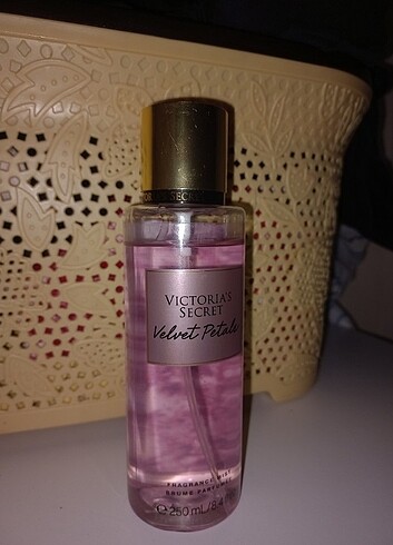Beden Renk Victoria's secret vücut spreyi. Velvet petals
