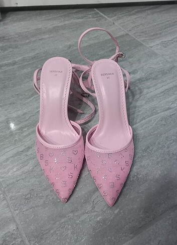 bershka kalp tokalı topuklu ayakkabı