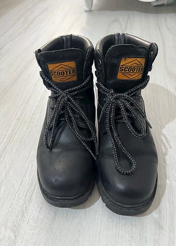 Siyah kadın Scooter Marka bot