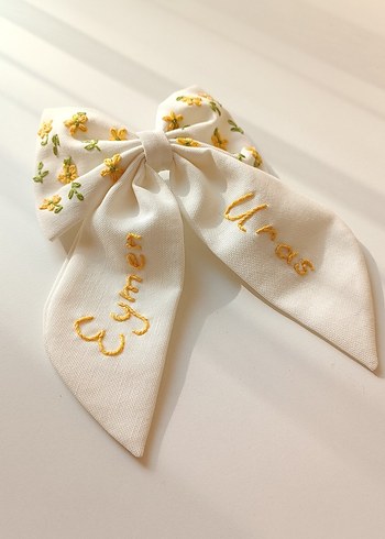 Sarı Çiçek İşlemeli Beyaz Fiyonk Saç Aksesuarı - Görsel 2