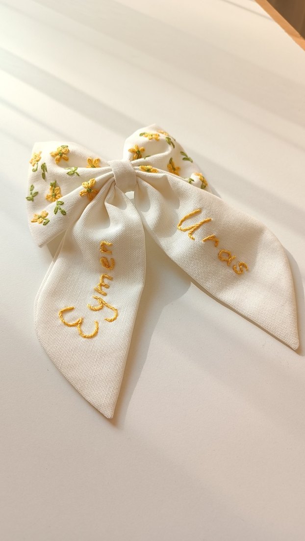 Sarı Çiçek İşlemeli Beyaz Fiyonk Saç Aksesuarı - Görsel 2