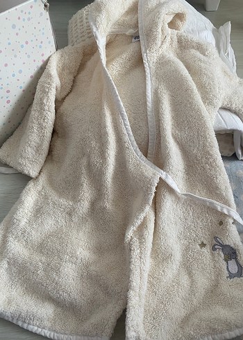 Kız Çocuk Beyaz Kapüşonlu Nakışlı Bornoz - Görsel 2