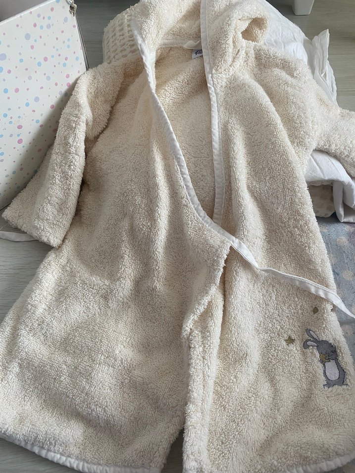 Kız Çocuk Beyaz Kapüşonlu Nakışlı Bornoz - Görsel 2