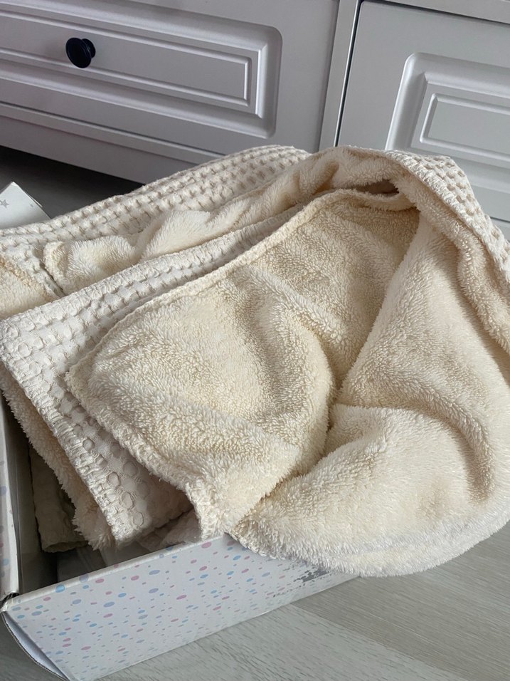 Kız Çocuk Beyaz Kapüşonlu Nakışlı Bornoz - Görsel 3