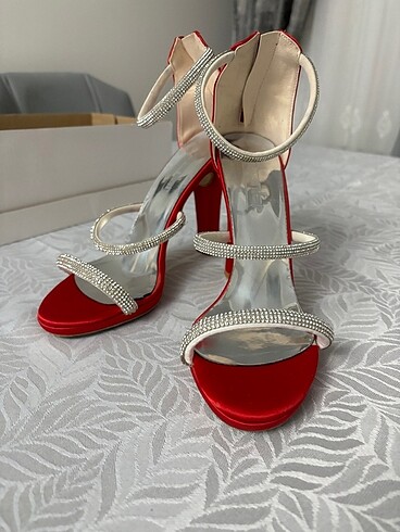 Kırmızı gece ayakkabısı