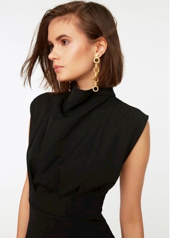 Siyah Drapeli Yüksek Yakalı Kalem Elbise - Görsel 3