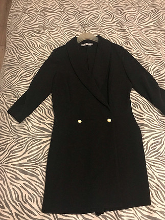Siyah kapamalı ceket elbise-şortlu