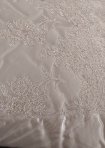 İşlemeli Beyaz Parlak Yatak Örtüsü - Görsel 2