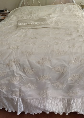 İşlemeli Beyaz Parlak Yatak Örtüsü - Görsel 3