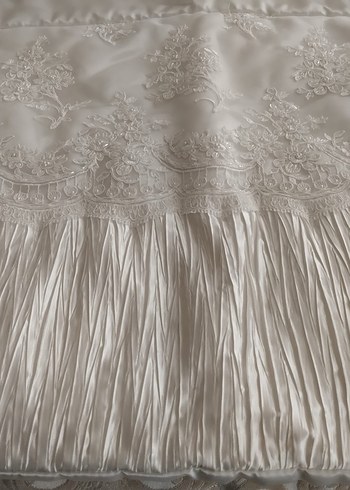 İşlemeli Beyaz Parlak Yatak Örtüsü - Görsel 5