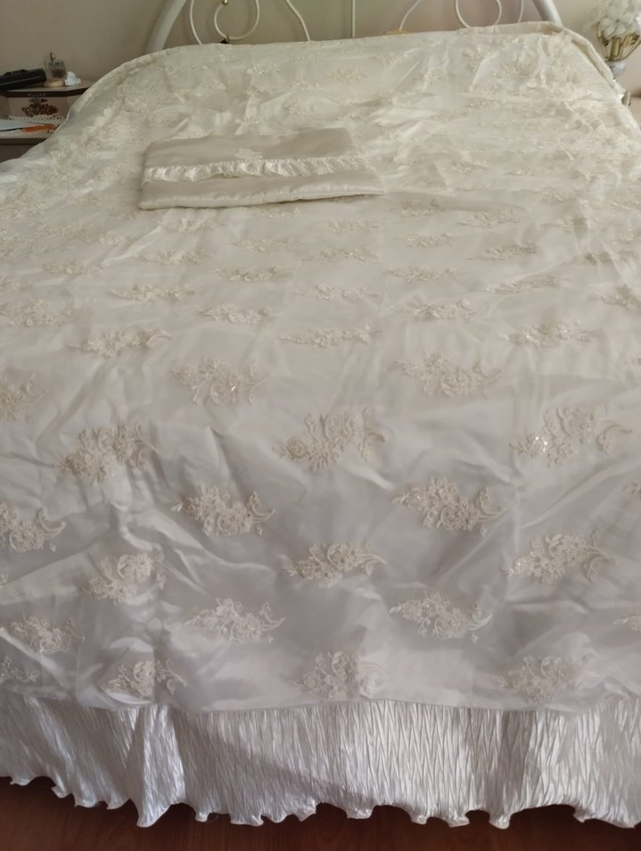 İşlemeli Beyaz Parlak Yatak Örtüsü - Görsel 3