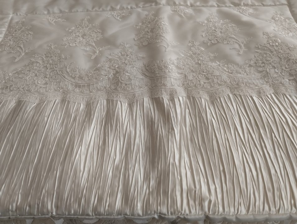 İşlemeli Beyaz Parlak Yatak Örtüsü - Görsel 5