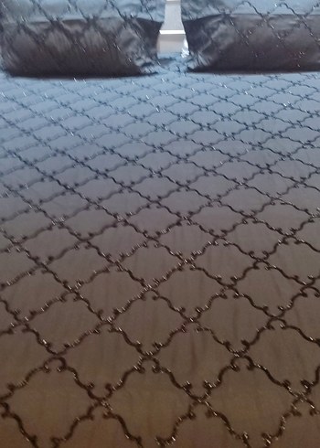 siyah Nakışlı Yatak Örtüsü - Görsel 2