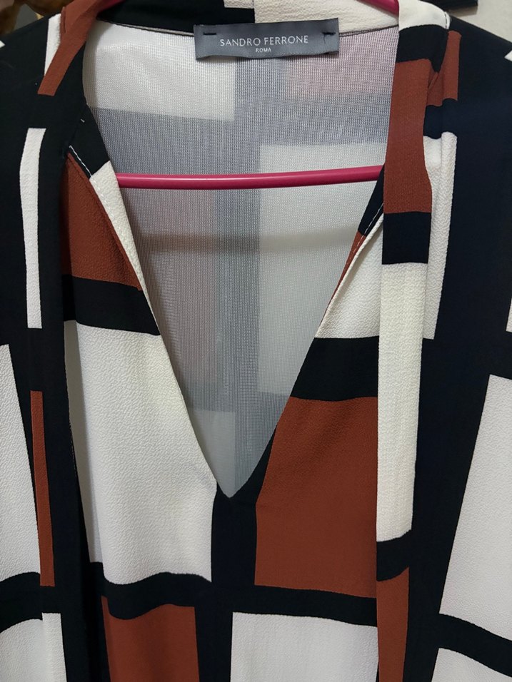 Desenli V Yaka elbise - Görsel 3