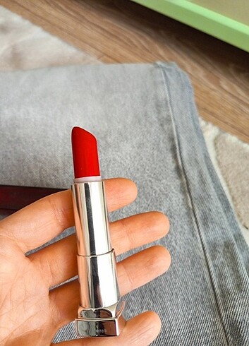Beden kırmızı Renk Maybelline Color Sensational Kırmızı Ruj