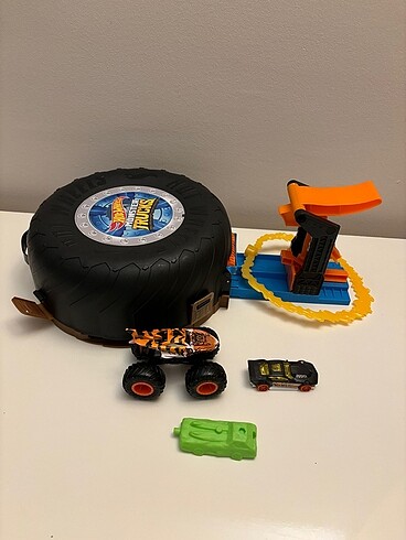 Hot wheels Monster Truck akrobasi tekerleği