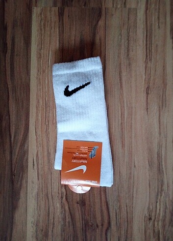 Nike logolu uzun beyaz çorap.