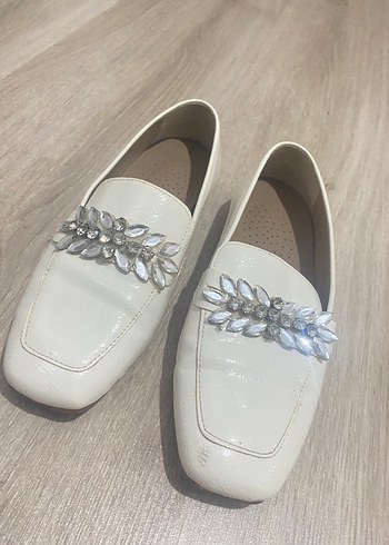 İşlemeli Beyaz Deri Tokalı Kadın rugan babet - Görsel 4