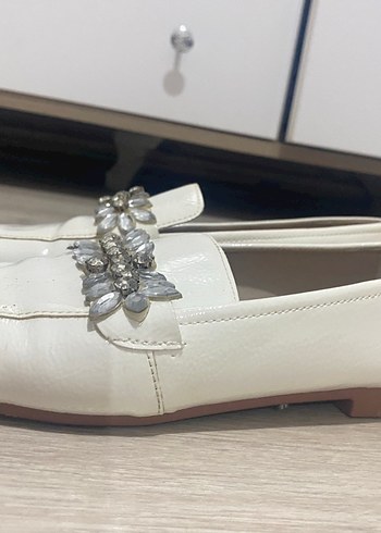 İşlemeli Beyaz Deri Tokalı Kadın rugan babet - Görsel 2