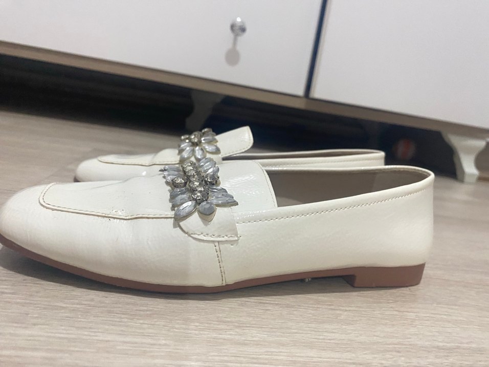 İşlemeli Beyaz Deri Tokalı Kadın rugan babet - Görsel 2