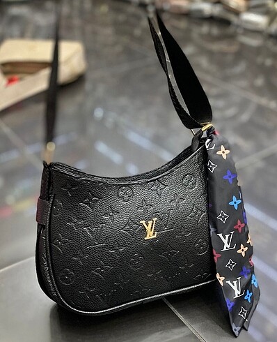 LV siyah çapraz çanta