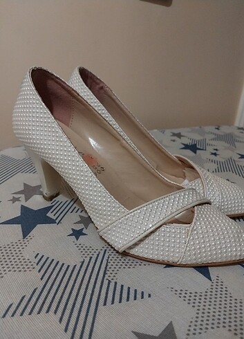 Beyaz topuklu ayakkabı 