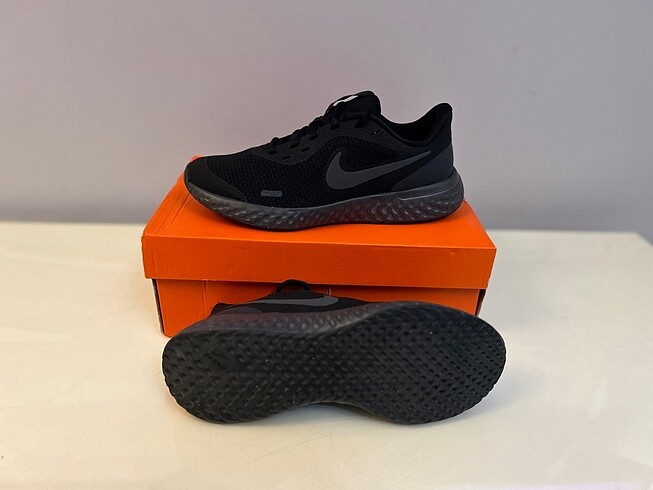 37,5 Beden siyah Renk Nike revulation 5 / Nike spor ayakkabı