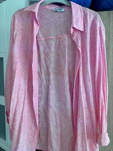 Desenli pembe gömlek
