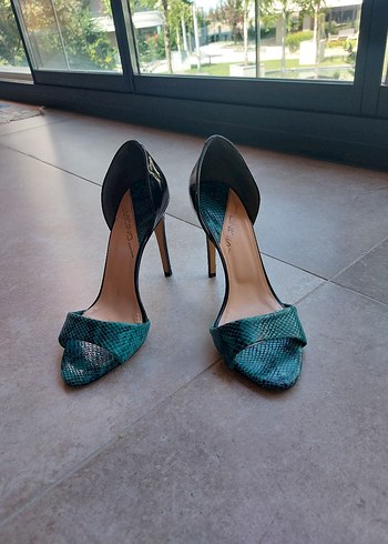 Turkuaz Yılan Desenli Tokalı Stiletto