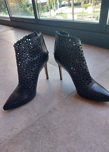 Dantel Desenli Siyah Deri Stiletto Bot