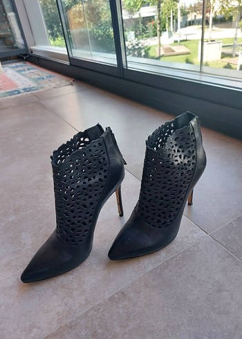 Hotiç Dantel Desenli Siyah Deri Stiletto Bot