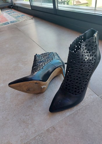 37 Beden Dantel Desenli Siyah Deri Stiletto Bot