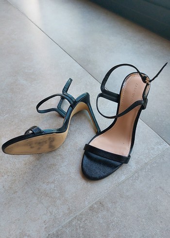 Zara Siyah Minimalist Tokalı İnce Topuklu Kadın Ayakkabı
