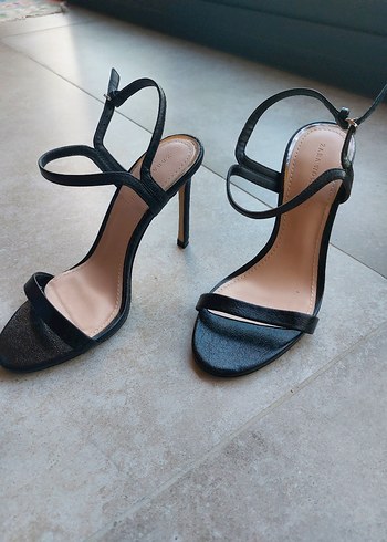 Siyah Minimalist Tokalı İnce Topuklu Kadın Ayakkabı