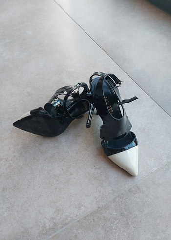 37 Beden beyaz Renk Zebra Desenli Tokalı Stiletto Topuklu Kadın Ayakkabı