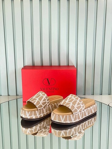 Valentino platform terlik