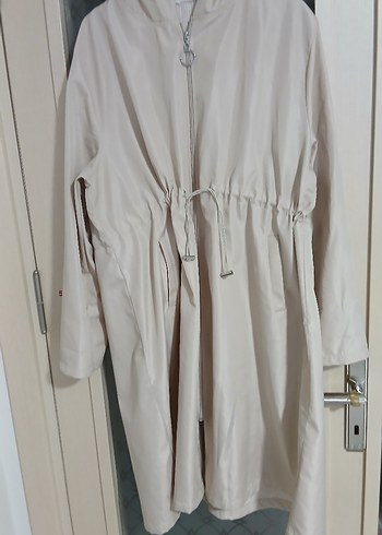 Bej Kapüşonlu Belden Bağlamalı Uzun yağmurluk - Görsel 3