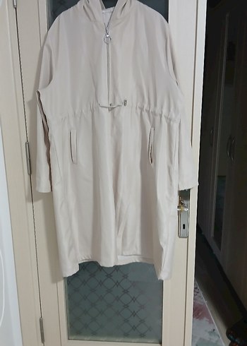 Bej Kapüşonlu Belden Bağlamalı Uzun yağmurluk - Görsel 2