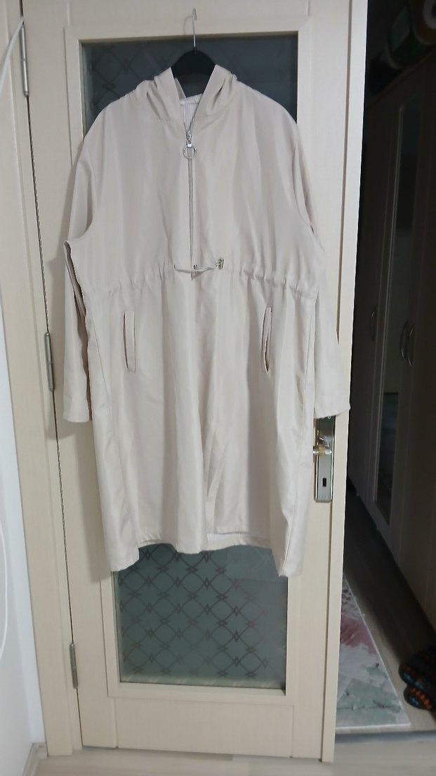 Bej Kapüşonlu Belden Bağlamalı Uzun yağmurluk - Görsel 2