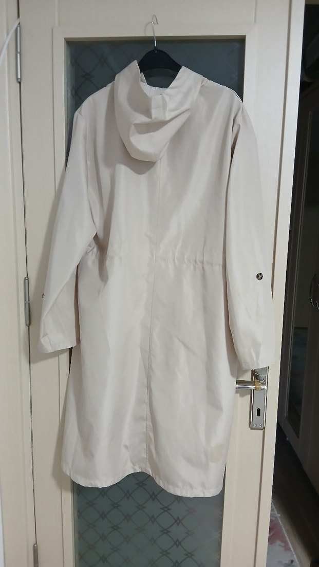 Bej Kapüşonlu Belden Bağlamalı Uzun yağmurluk - Görsel 4