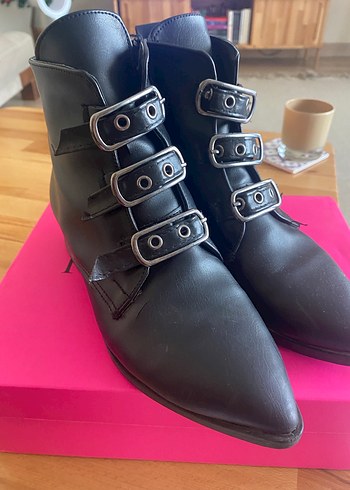 Siyah Deri Topuklu Tokalı Botlar - Görsel 2