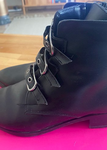 Siyah Deri Topuklu Tokalı Botlar - Görsel 6