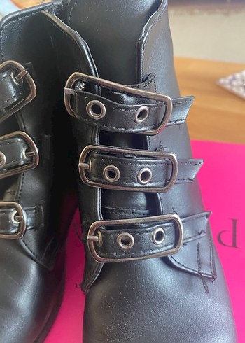 Siyah Deri Topuklu Tokalı Botlar - Görsel 7