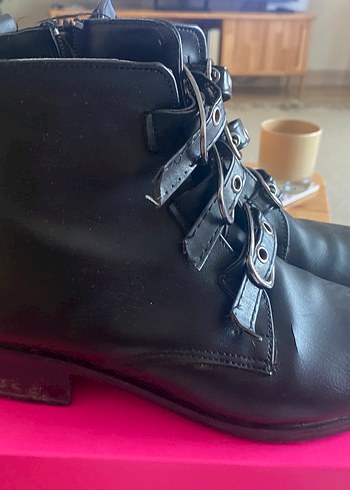 Siyah Deri Topuklu Tokalı Botlar - Görsel 3