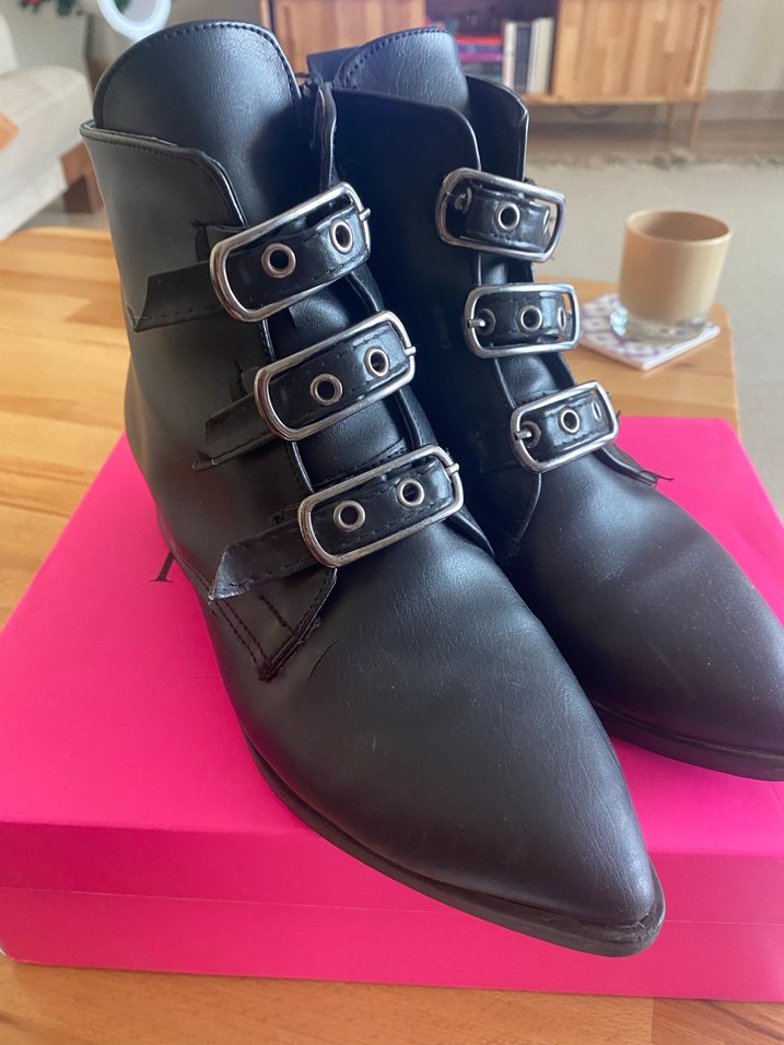 Siyah Deri Topuklu Tokalı Botlar - Görsel 2