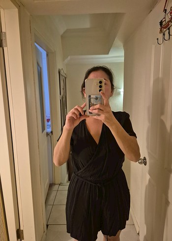 Siyah V Yaka Kısa Kollu Midi Tulum - Görsel 4