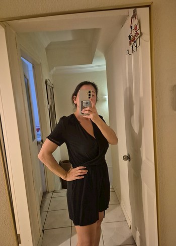 Siyah V Yaka Kısa Kollu Midi Tulum - Görsel 3